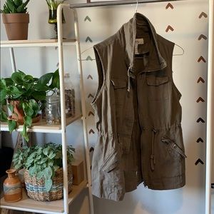 Army green cargo vest, size L